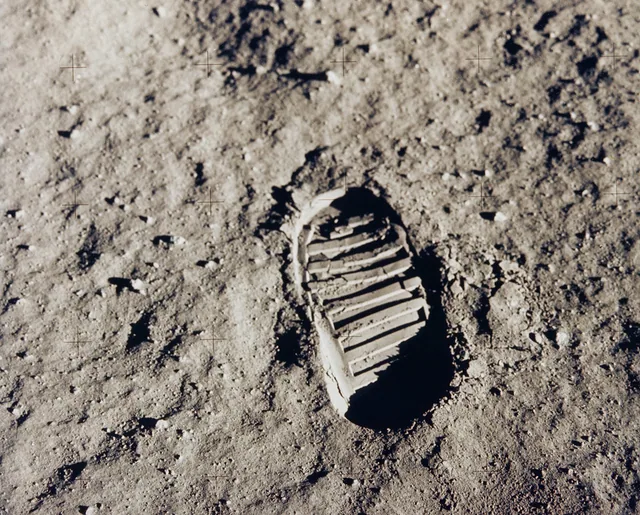 月面足迹 · 阿波罗 11 号，NASA 官方资料页收录的宇宙影像。