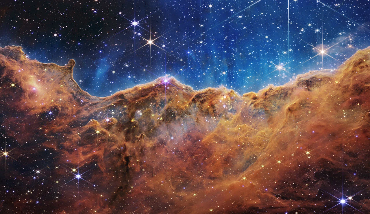 NASA 官方发布的宇宙悬崖近红外影像